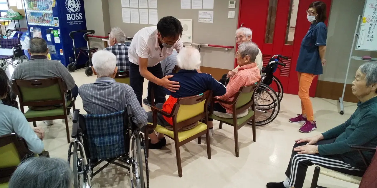 椅子に座って行う機能訓練の様子